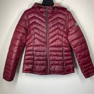 Noize Maisie Vegan Down Lightweight Puffer Jacket in Burgundy Red Medium